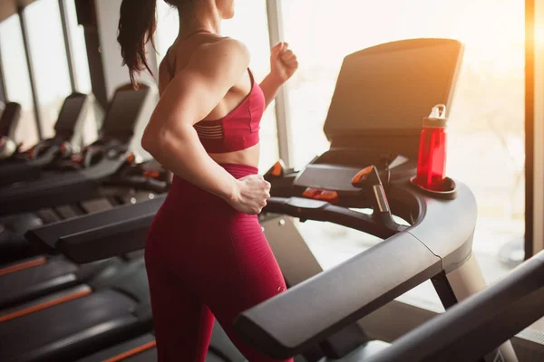 Vista Lateral Una Mujer Anónima Ropa Deportiva Corriendo Una Cinta —  Fotos de Stock