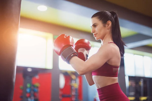 Mulher forte boxe no ginásio — Fotografia de Stock