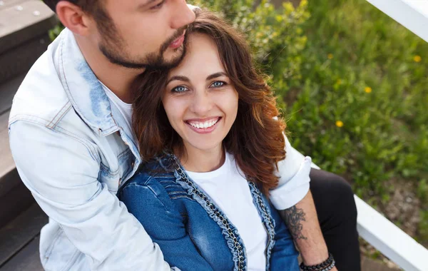 Abraçando belo casal na escada ao ar livre — Fotografia de Stock