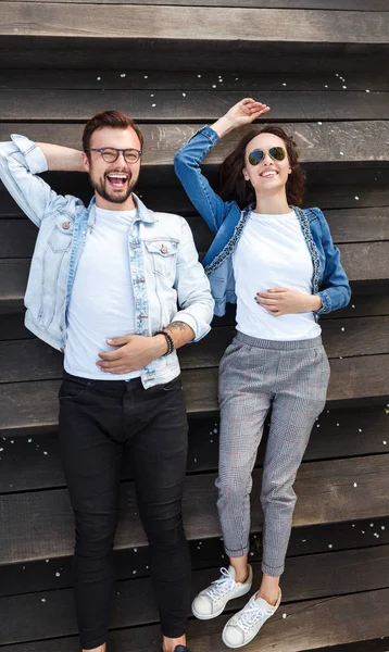 Pareja joven acostada en escalones —  Fotos de Stock