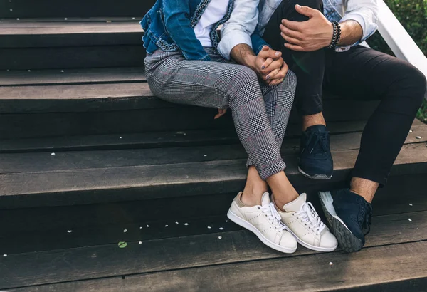 Cultivo pareja sentado en los escalones —  Fotos de Stock