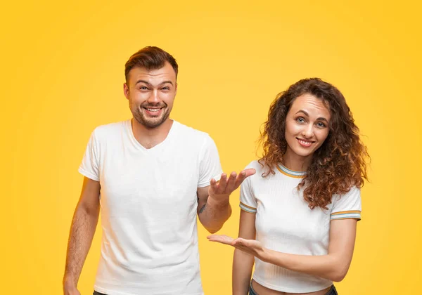 Paar macht entschuldigende Geste — Stockfoto