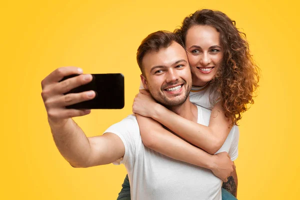 Mutlu çift selfie çekiyor. — Stok fotoğraf