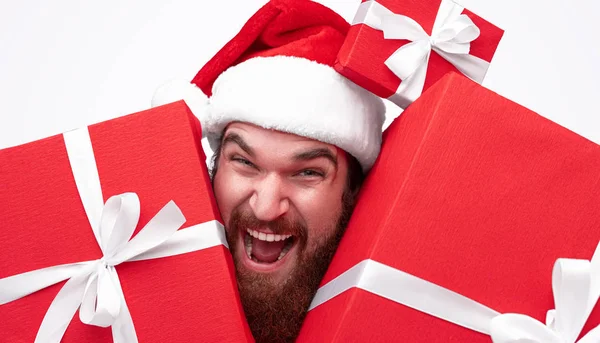 Emocionado cara de homem sorrindo entre presentes de Natal vermelho — Fotografia de Stock