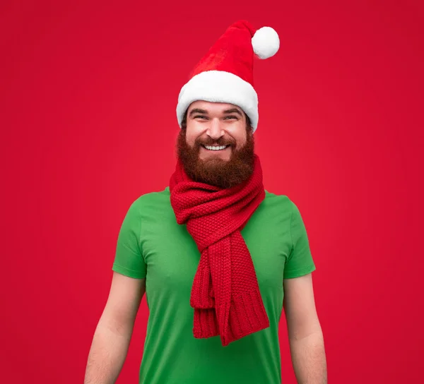 Забавный портрет бородатого взрослого мужчины в рождественской одежде эльфа — стоковое фото