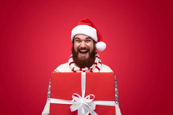 Homem feliz com barba fazendo surpresa com caixa de presente vermelha — Fotografia de Stock