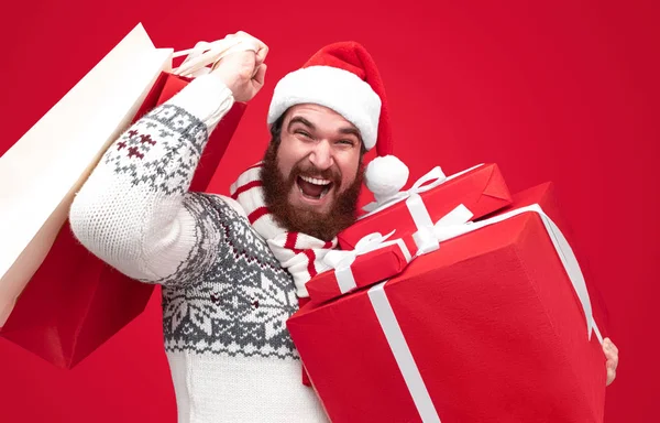 Homem barbudo fazendo compras de Natal — Fotografia de Stock