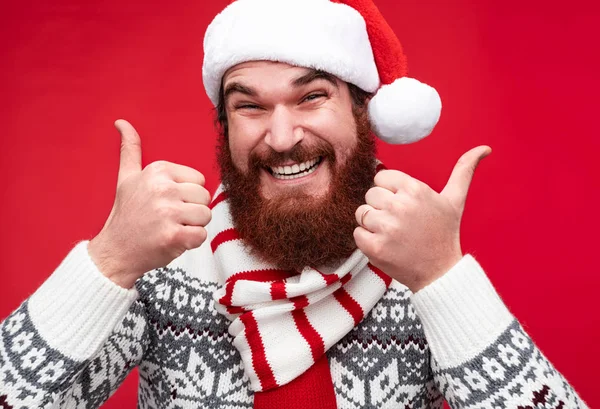 Homem Barbudo Roupas Inverno Chapéu Papai Noel Dando Polegar Para — Fotografia de Stock