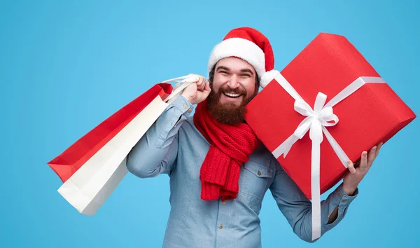 Homem alegre em roupas de inverno elegantes fazendo compras de Natal — Fotografia de Stock