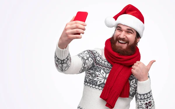 Moderno Papai Noel à espera de Natal e tirar uma foto selfie isolado no branco — Fotografia de Stock