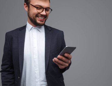 neşeli işadamı Smartphone kullanarak