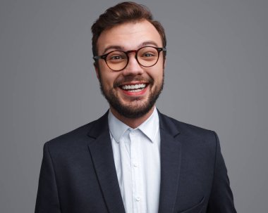 neşeli işadamı kameraya bakıyor