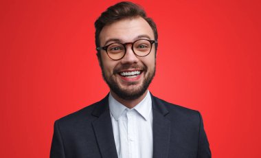 Kameraya bakarak heyecan iş adamı