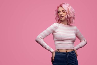 pembe saç modeli ile güzel kadın
