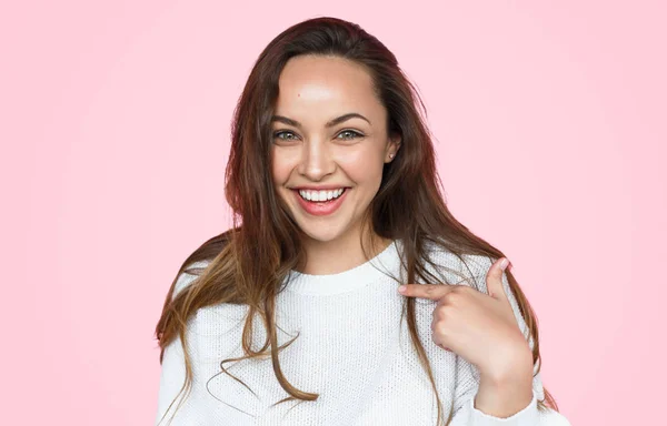 Mujer sonriente señalándose a sí misma — Foto de Stock