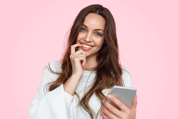 Mulher bonito com smartphone — Fotografia de Stock