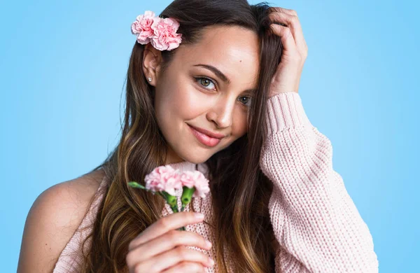 Hermosa chica romántica con flores — Foto de Stock