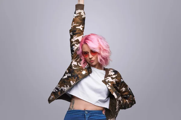 Mulher milenar na moda com cabelo rosa — Fotografia de Stock