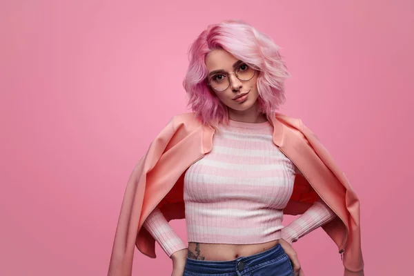 Mulher hipster confiante em casaco rosa — Fotografia de Stock