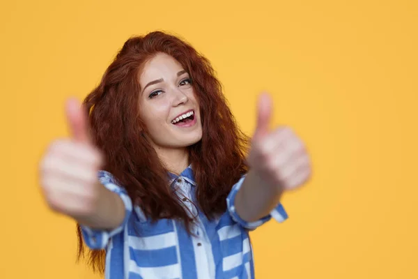 陽気な赤髪の女性ジェスチャー親指アップ — ストック写真