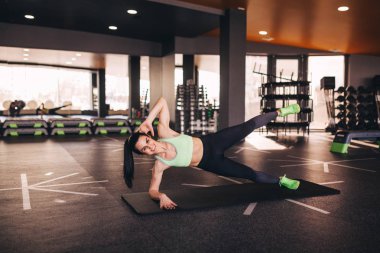 Neşeli kadın mat ABS egzersiz yaparak