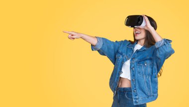 Heyecanlı kadın VR gözlük kullanma