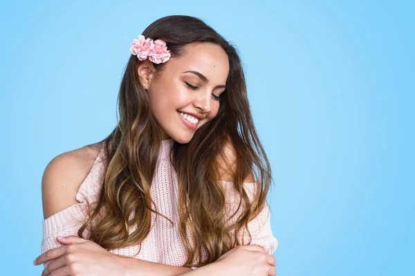 Sensuele vrij teenage vrouw met bloemen in haar — Stockfoto