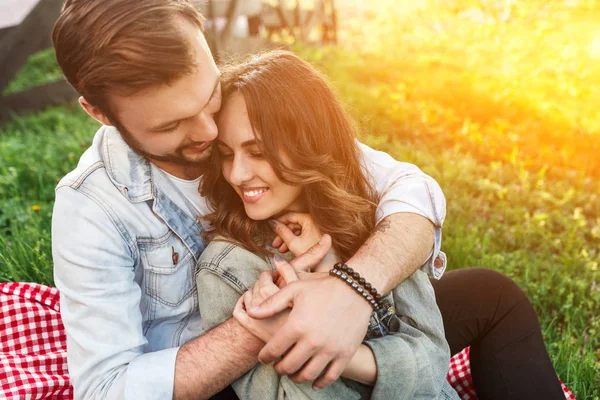 Belo casal amoroso abraçando ao ar livre — Fotografia de Stock