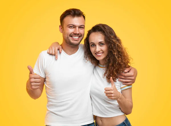 Conteúdo homem e mulher mostrando os polegares para cima — Fotografia de Stock