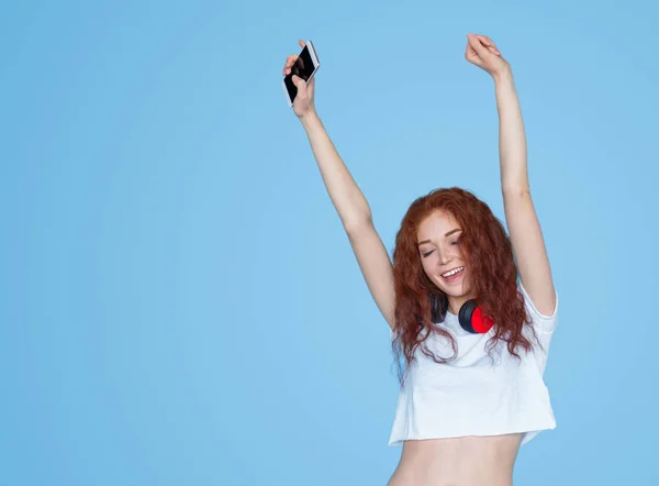 Mujer joven con smartphone bailando —  Fotos de Stock