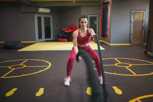 Femme athlétique s'entraînant avec des cordes de combat — Photo