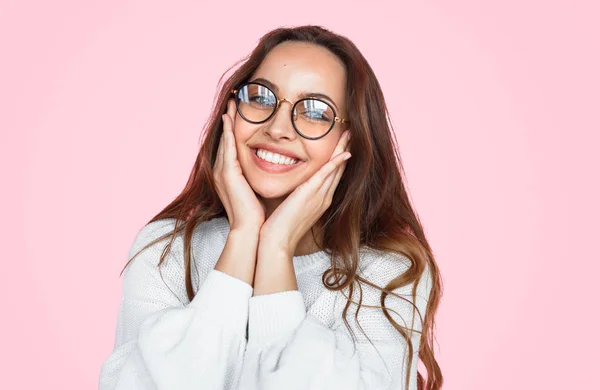 Aranyos női szemüveg mosolyogva — Stock Fotó