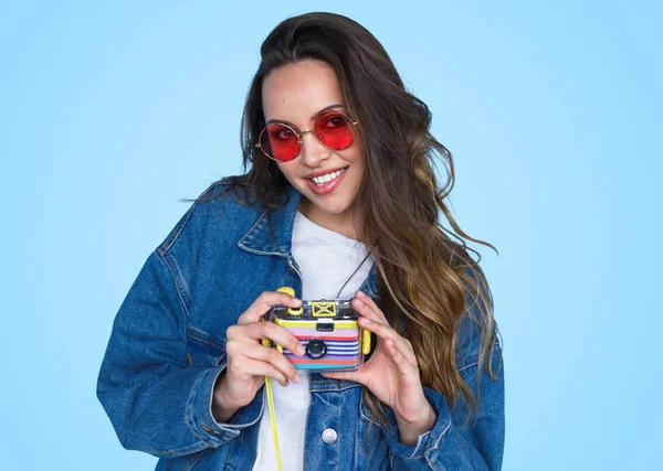 Menina adolescente bonito com câmera de foto — Fotografia de Stock