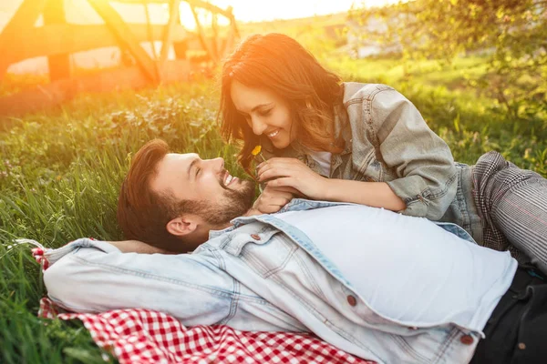 Young couple relaxing in nature — Stock Photo, Image