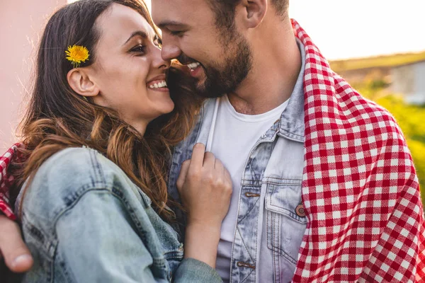 Cuplu fericit atingând nasul — Fotografie, imagine de stoc