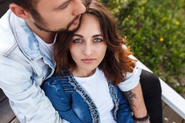 Adam açık havada kucaklama içinde güzel bir kadınla