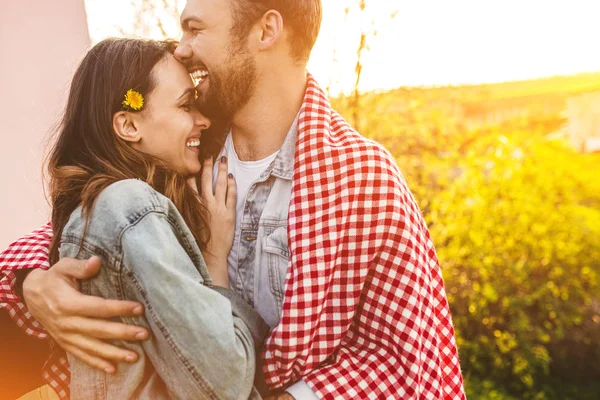 Couple laughing and hugging near field — Stock Photo, Image