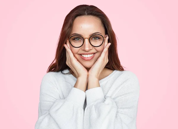 Adorável adolescente mulher em óculos — Fotografia de Stock