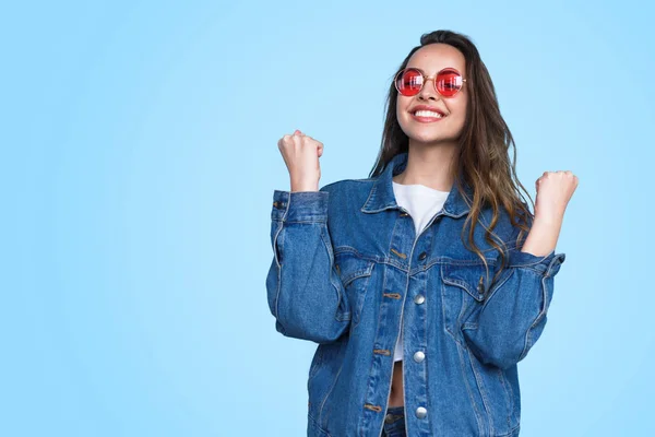 Bem sucedido adolescente menina segurando punhos para cima — Fotografia de Stock