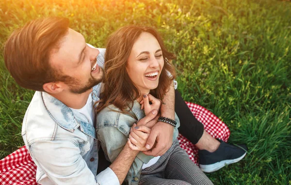 草の上を抱いて笑うカップル — ストック写真
