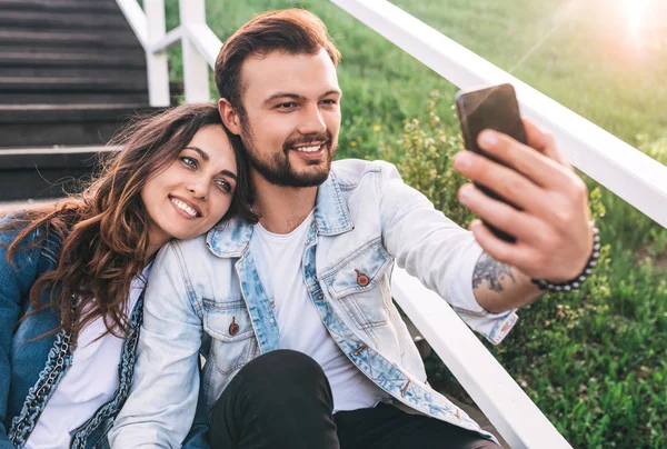 Paar nemen selfie op platteland — Stockfoto
