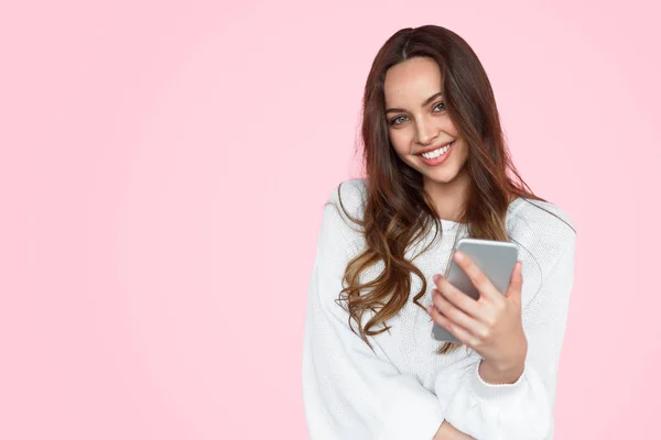 Sorrindo menina adolescente com smartphone — Fotografia de Stock