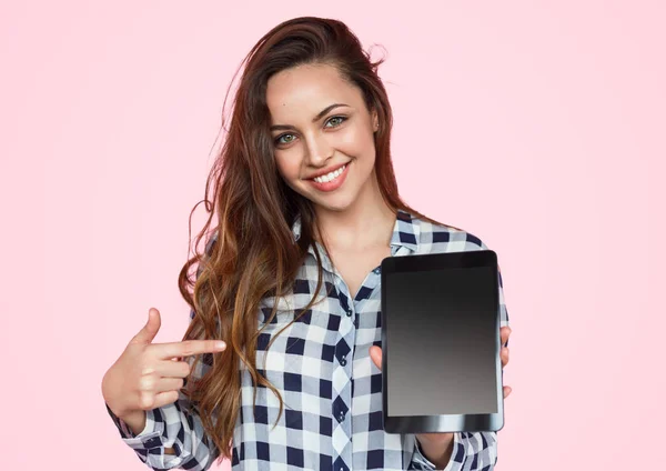 Adolescente sorrindo apontando para tablet — Fotografia de Stock