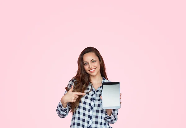Mulher adolescente sorridente apresentando novo tablet — Fotografia de Stock