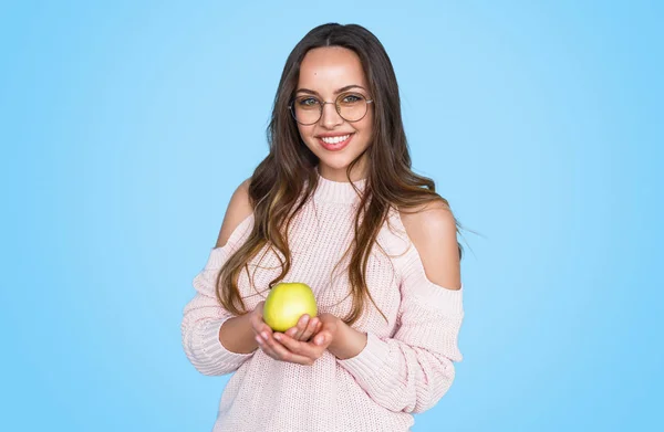 Kvinnlig tonåring med äpple — Stockfoto