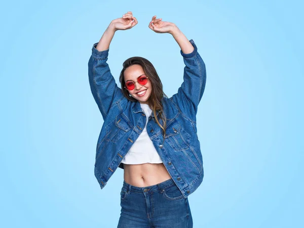 Sorrindo dança feminina no fundo azul — Fotografia de Stock