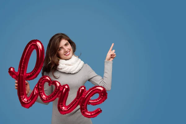 Mujer con amor escribiendo apuntando hacia arriba — Foto de Stock