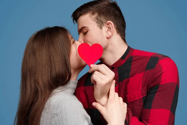 Χαριτωμένο ζευγάρι με καρδιά φιλιά — Φωτογραφία Αρχείου