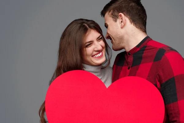 Lachendes Paar mit riesigem Herz — Stockfoto
