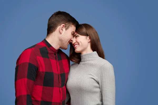 Šťastný pár dotýká nosy — Stock fotografie